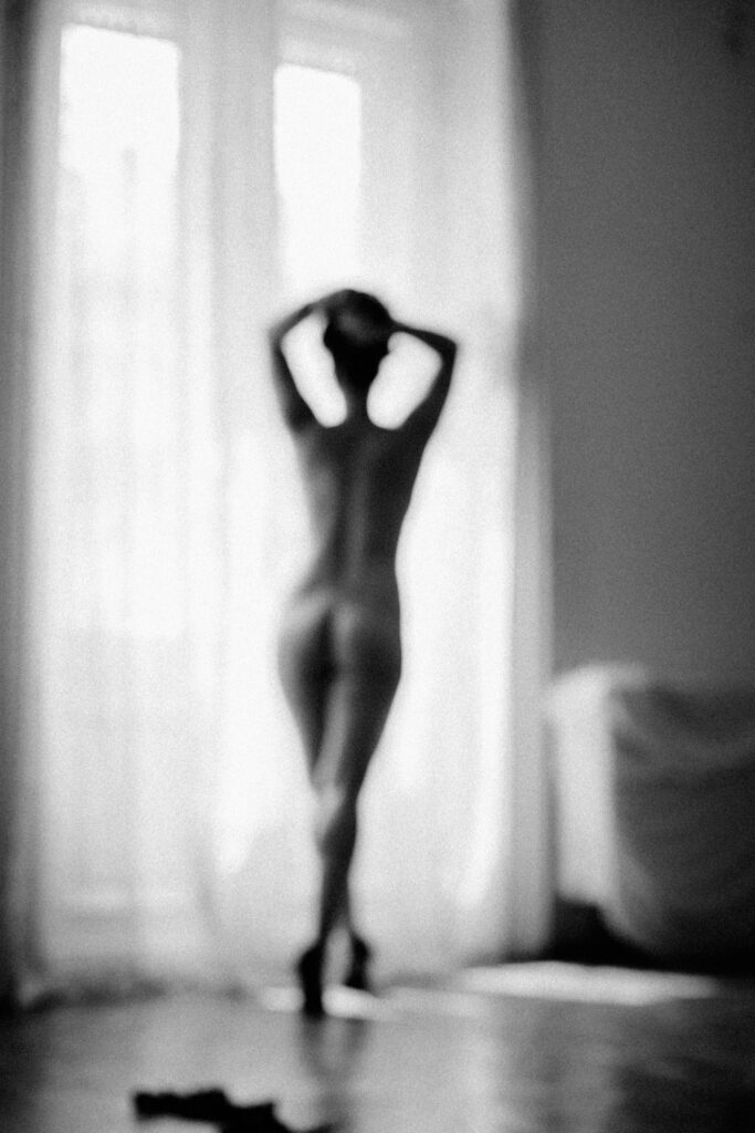 Női sziluett ablakfényben – boudoir fotózás, Takács Bori, Budapest