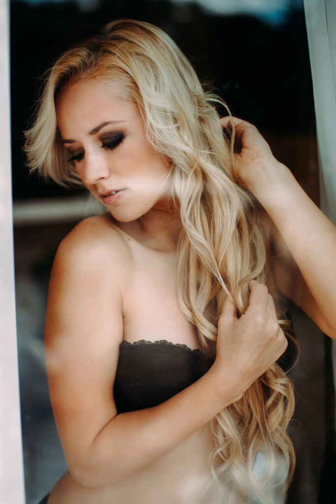 Szőke nő fekete fehérneműben – boudoir fotózás, Takács Bori, Budapest