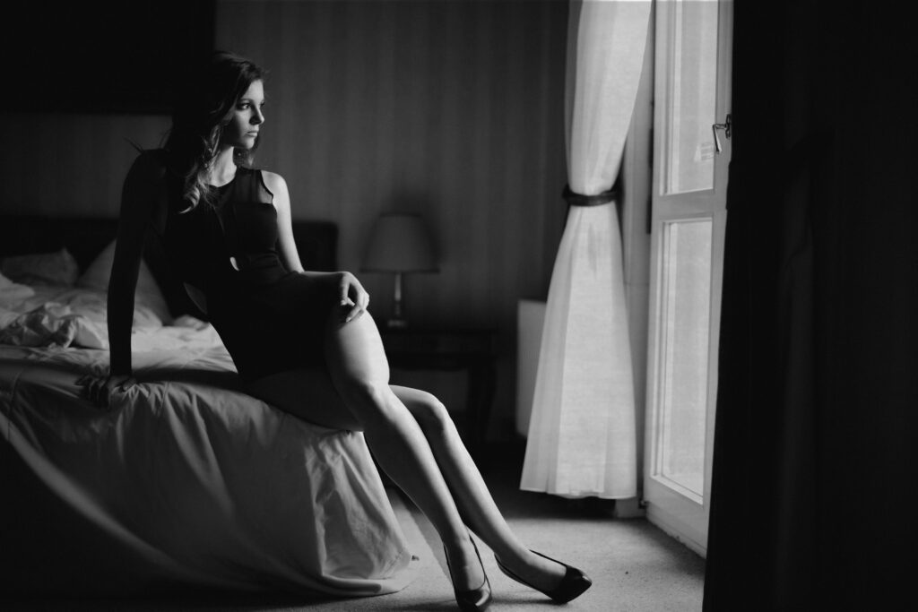 Fekete-fehér kép nőről az ablaknál – boudoir fotózás, Takács Bori, Budapest