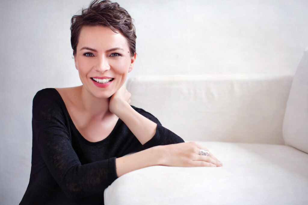 Short-haired woman on a white sofa – portrait photography by Takács Bori, Budapest