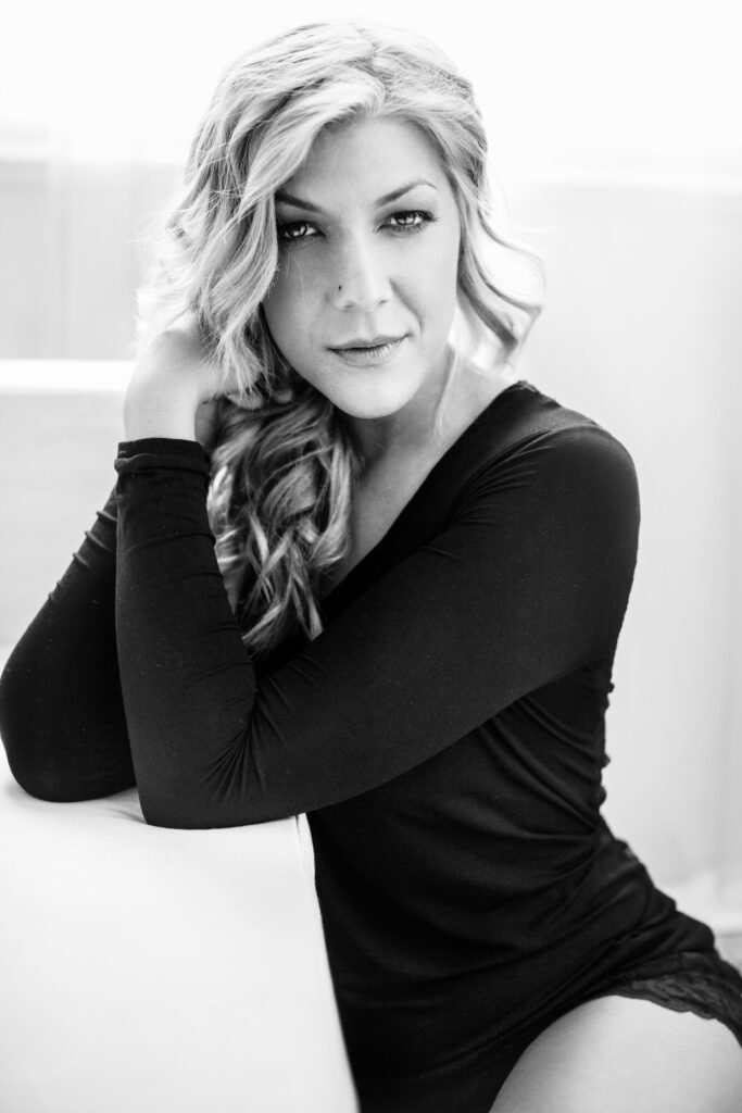 Black-and-white portrait of a blonde woman – portrait photography by Takács Bori, Budapest