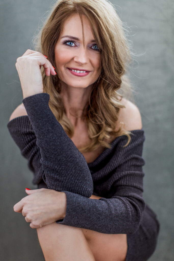 Woman in a grey knitted sweater – glamour photography by Takács Bori, Budapest