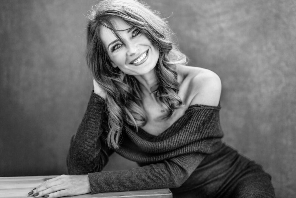 Black-and-white image of a smiling woman – glamour photography by Takács Bori, Budapest