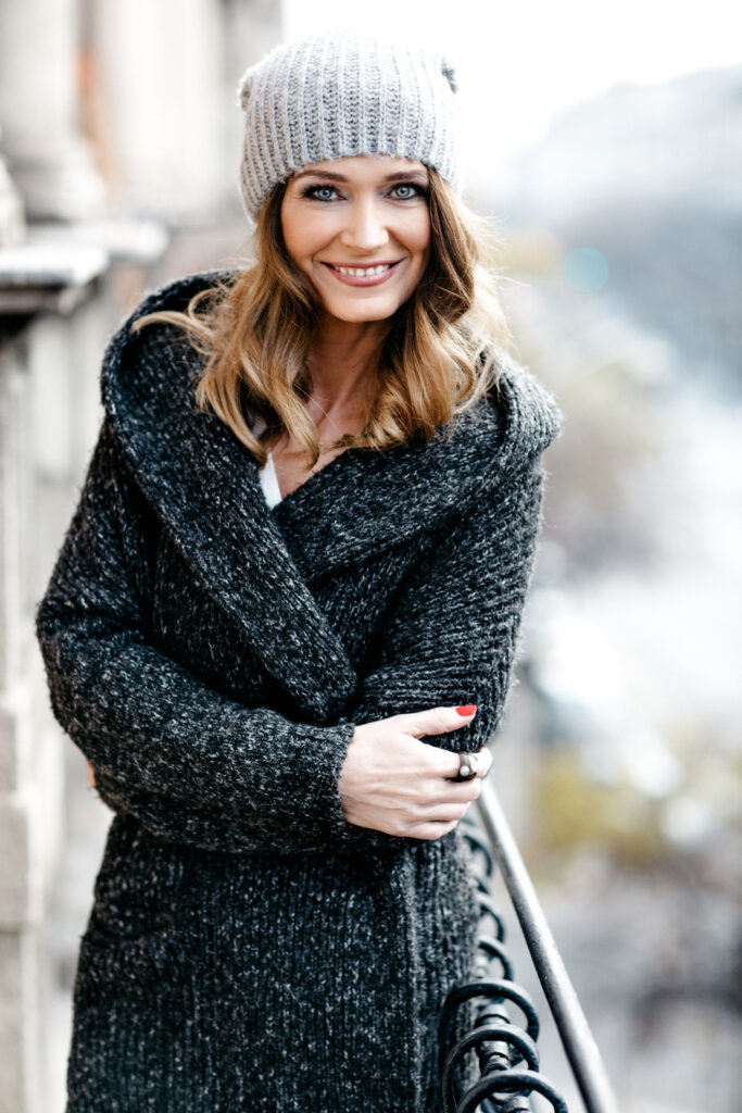 Woman in a coat and hat – portrait photography by Takács Bori, Budapest