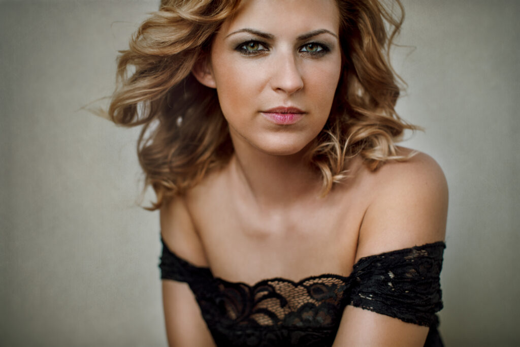 Curly-haired woman in black lace – glamour photography by Takács Bori, Budapest