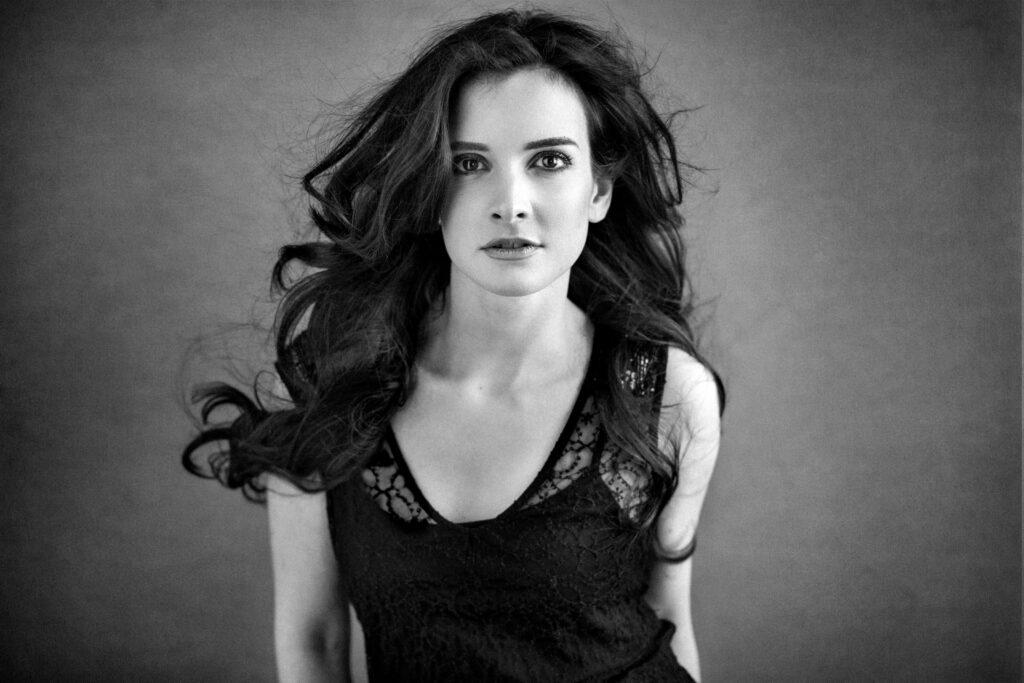 Black-and-white portrait of a dark-haired woman – glamour photography by Takács Bori, Budapest