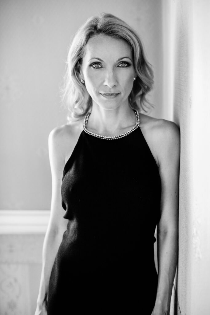 Woman in a black dress – portrait photography by Takács Bori, Budapest