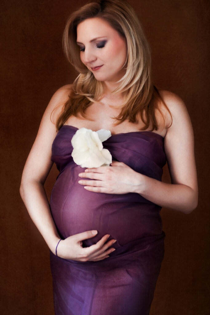 Expectant mother in a purple dress – portrait photography by Takács Bori, Budapest