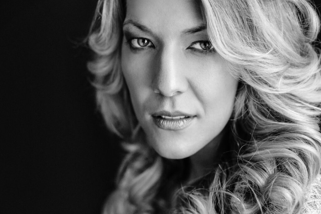 Black-and-white close-up portrait of a blonde woman – glamour photography by Takács Bori, Budapest