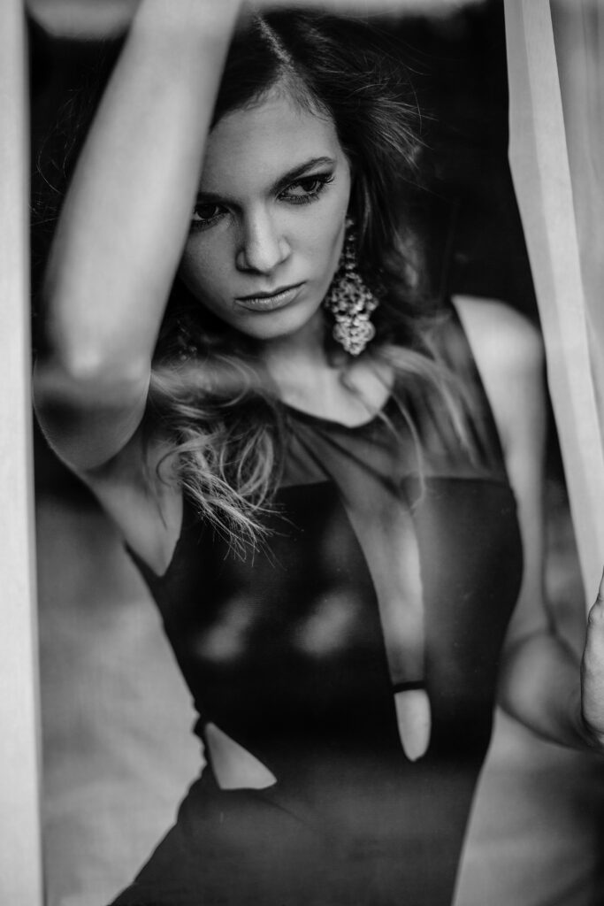 Black-and-white portrait of a dark-haired woman – boudoir photography by Takács Bori, Budapest