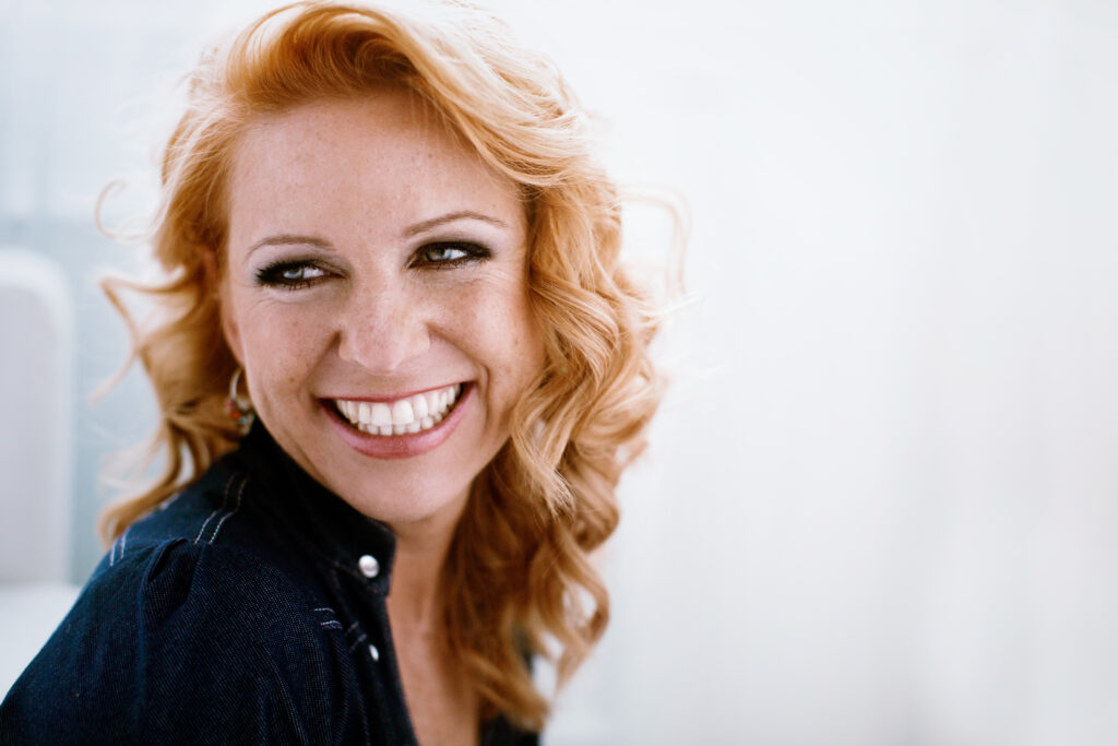 Smiling red-haired woman – portrait photography by Takács Bori, Budapest