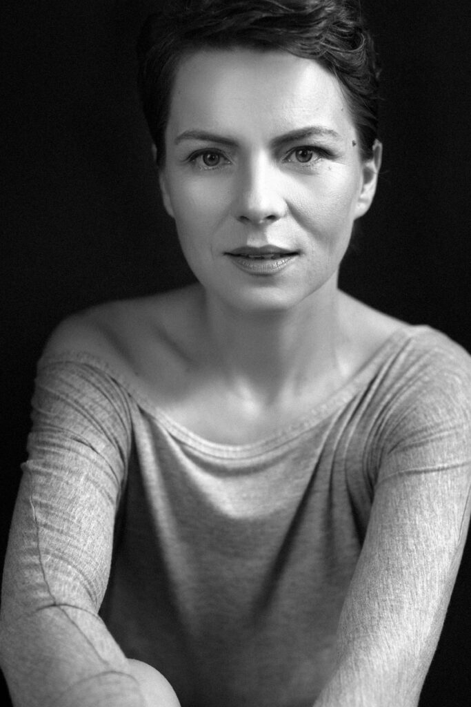Black-and-white portrait of a short-haired woman – portrait photography by Takács Bori, Budapest