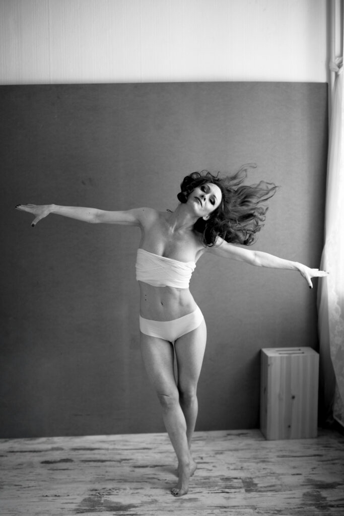 Black-and-white image of a dancing woman – portrait photography by Takács Bori, Budapest